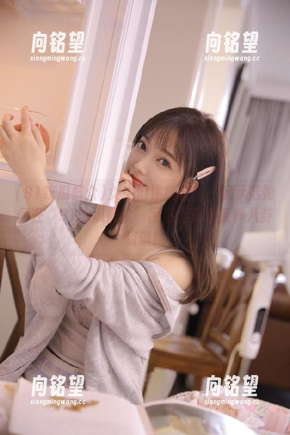 女生们注意啦！一起示范如何在“91吃瓜群众”网站上获取新鲜八卦资讯！